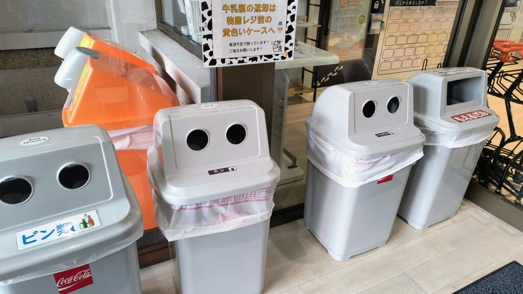 缶・ビン・ペットボトル用のゴミ箱(物産館トイレ側入口付近)