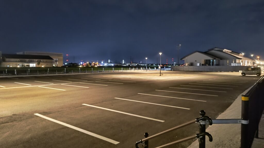 8月訪問時、温泉施設の夜の様子。駐車場は道の駅の裏手(食遊館側)から近い位置にあります。
