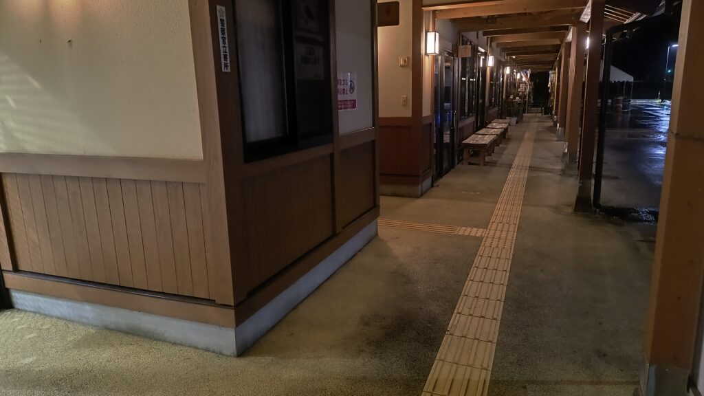トイレ前のゴミ箱が置いてあったスペース。2026年9月上旬の訪問時にはゴミ箱が夜間撤去されていました。