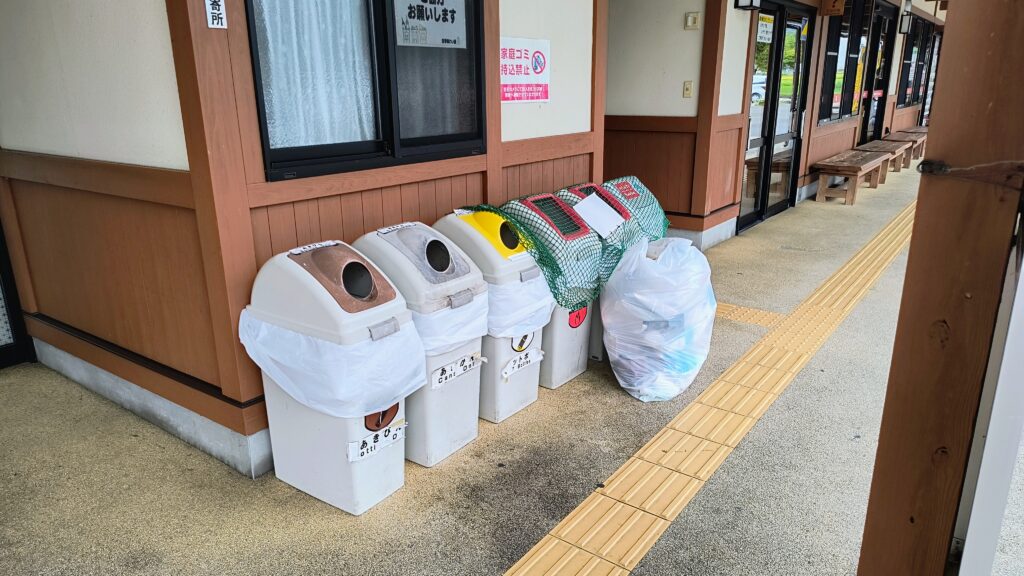 2026年9月上旬訪問時。営業時間中のトイレ前のゴミ箱の様子。トイレ前のゴミ箱は営業時間内のみ設置に変わったようです。