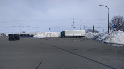 大型車は端のスペースに停まっていました。