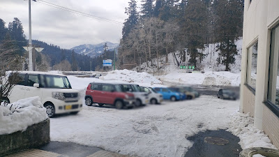 温泉施設側の駐車場は傾斜があります。