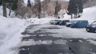 トイレ棟の奥の駐車場。2月訪問時は雪のため狭くなっていました。