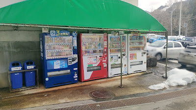 建物横に自動販売機