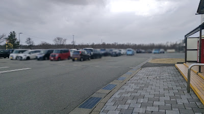 宿泊利用やボーリングもできる「にしめ 湯っ娘ランド」側の駐車場