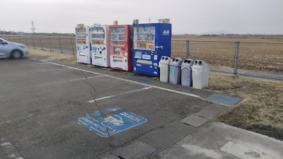駐車場出口付近の自動販売機の横にもリサイクルボックスがあります