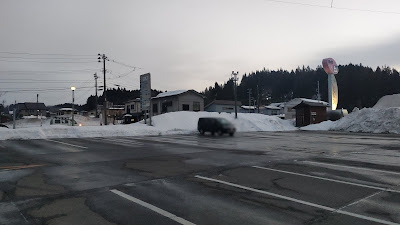 雪山で駐車場の一角が埋まっています