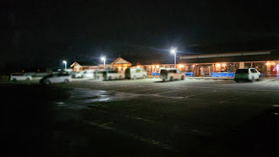 夜間の道の駅正面の駐車スペース。何度か車中泊していますが、この日は平日なので少なめに感じました。