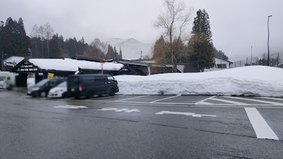 道の駅みつまたの建物近くにある普通車用駐車スペース。冬は除雪された雪が高く積み上がります。