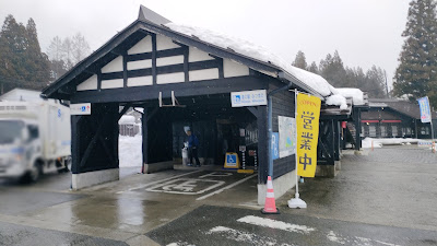 道の駅みつまたの駐車場側入口。入ってすぐトイレがあり、通路の奥に売店があります。