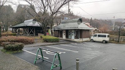 県道沿い、月夜野はーべすとバーベキュー棟近くの駐車場。狭いですが、トイレが目の前にあるため車中泊候補地になりそうです