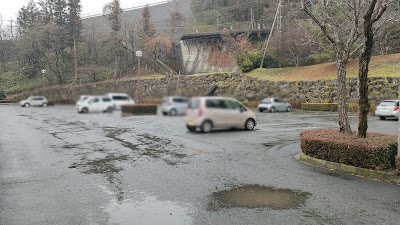 県道271号線から入ると右手にある駐車場。（月夜野はーべすとを左に見つつ少し走った先）。トイレも近く車中泊候補地のひとつ