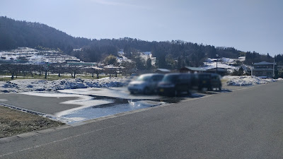 国道の反対側、交流広場横の駐車場。こちらも一部が雪で使用不可でした