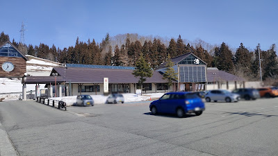 温泉施設側の駐車場。夜間も駐車可能です。