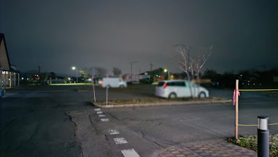 夜間のスーパー前の駐車スペースの様子