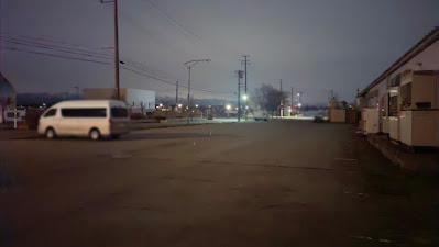 スーパー裏側の駐車スペース。目の前が道路なので走行音が若干ありますが、基本的には静かでした。
