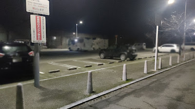 (B)休憩施設前の駐車場。夜の様子