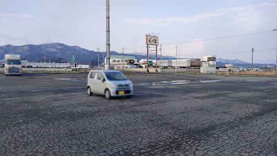 温泉駐車場。枠線がないので停める場所が分かりづらいです。