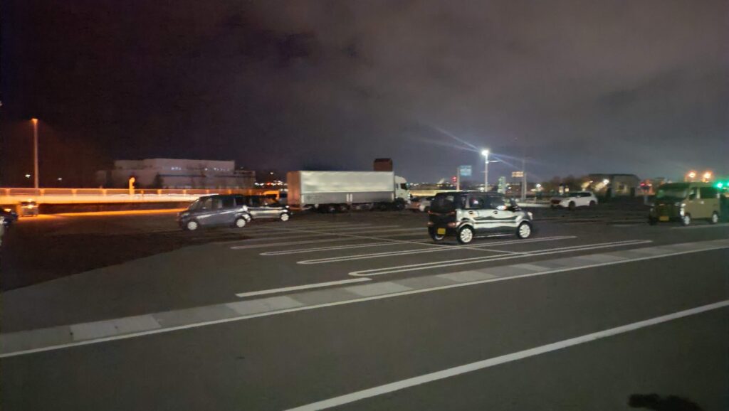 表側の普通車エリアの様子（夜）