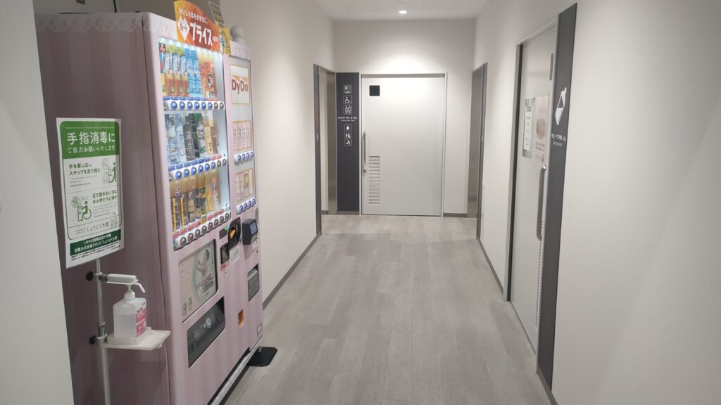 建物内のトイレ入り口付近