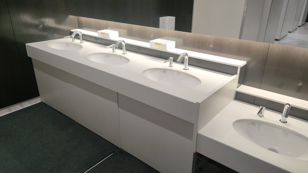 男子トイレ洗面台。3月訪問時はお湯が出ました。