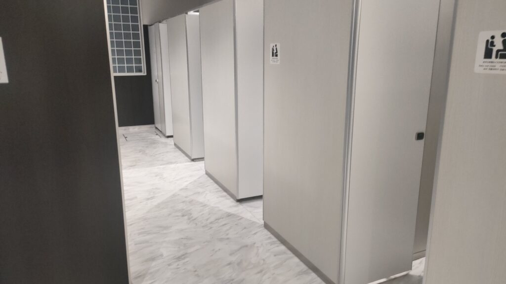 広くてキレイなトイレ室内の様子