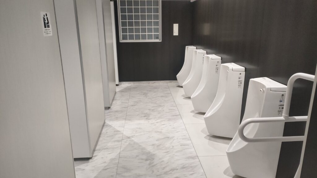 男子トイレ小便器。