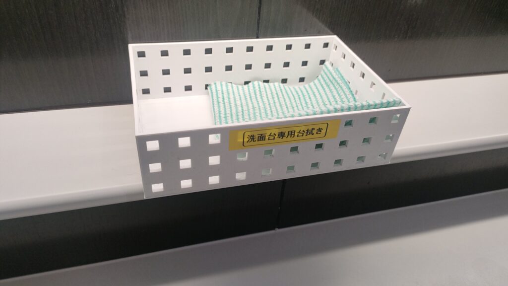 洗面台には台を拭くための布巾が置かれてます。