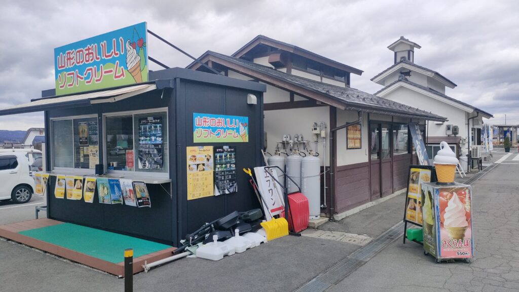 「ぐっと山形」の正面にある軽食屋さん
