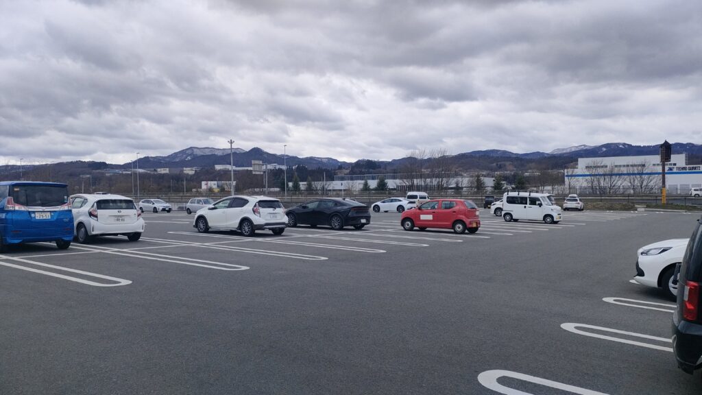 表側の普通車エリアの様子（昼）