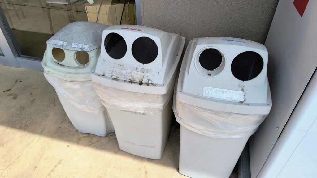 道の駅の休憩所付近にある自動販売機横に缶やペットボトル用のゴミ箱があります。