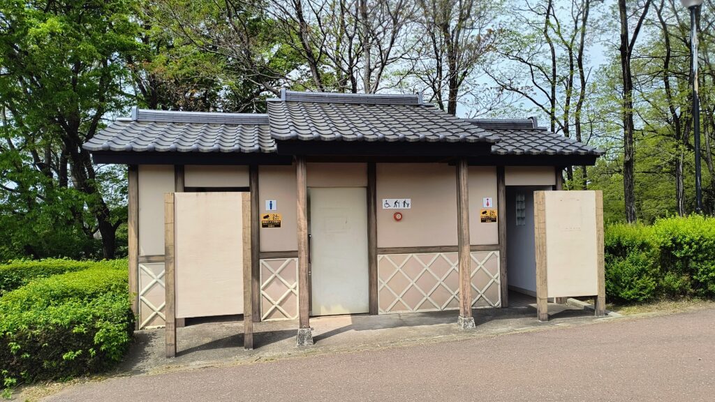 道の駅から公園に向かう歩道上にあるトイレ棟外観。
