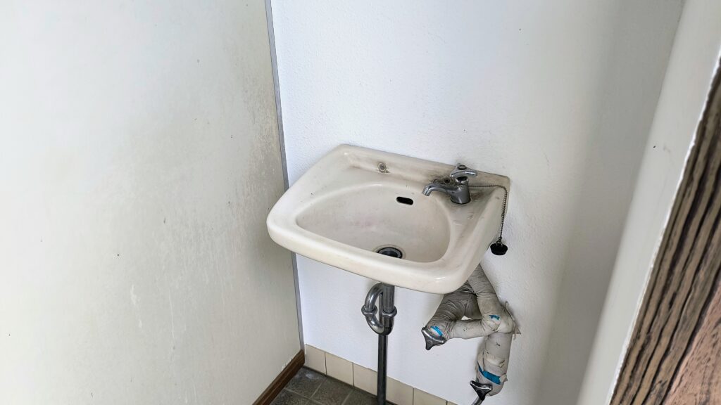 男子トイレ洗面台。石けんなし。