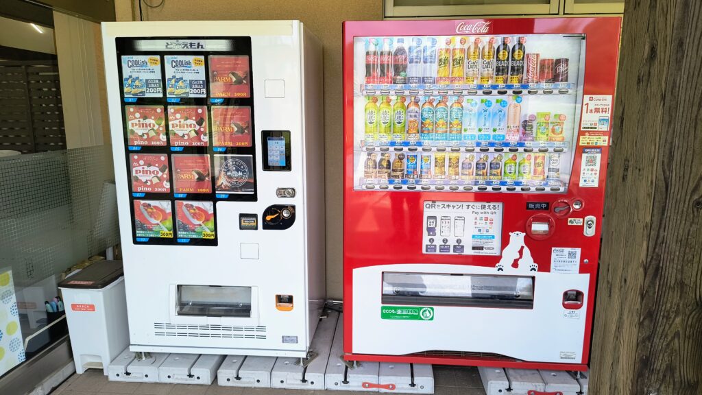 グランピングホテルフロント入り口付近にある自動販売機の横に燃えるゴミと書かれたゴミ箱あり。