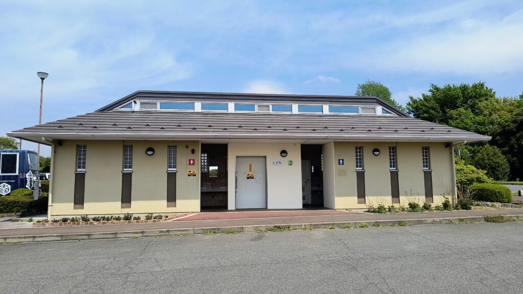 道の駅の建物正面にある駐車エリアにあるトイレ棟外観。24時間利用可能です。