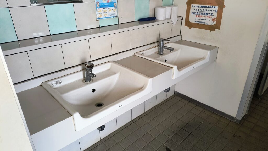 男子トイレ洗面台。石けんなし。