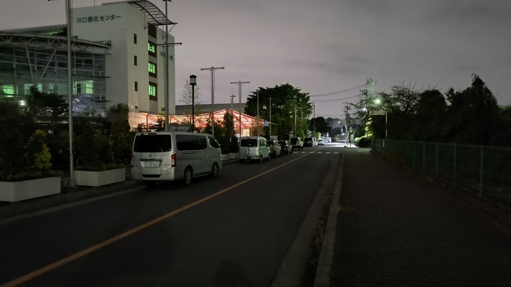第1駐車場が狭く、第2駐車場も夜間閉鎖のため、路上駐車も数台いました。