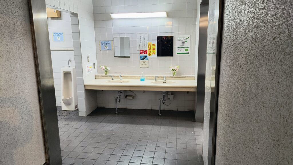 男子トイレ洗面台