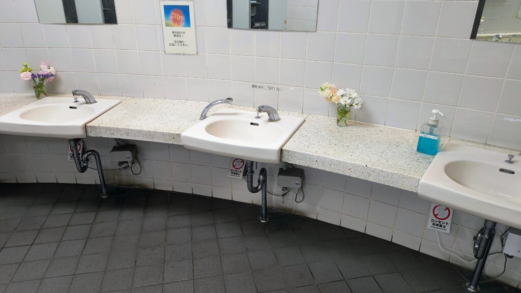 男子トイレ洗面台②