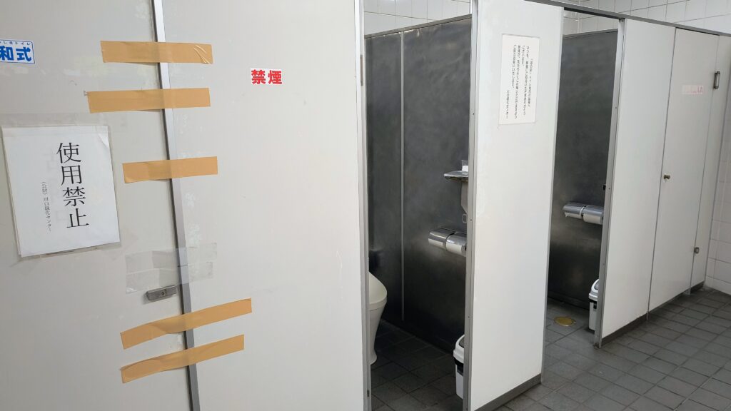 男子トイレ個室