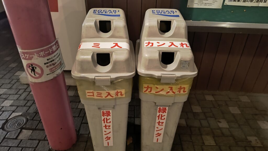 軽食コーナーの外にあるゴミ箱。