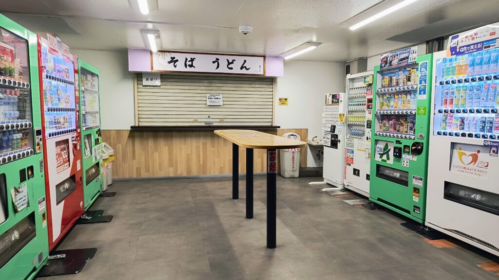 軽食コーナー。そば・うどん屋さんと自動販売機