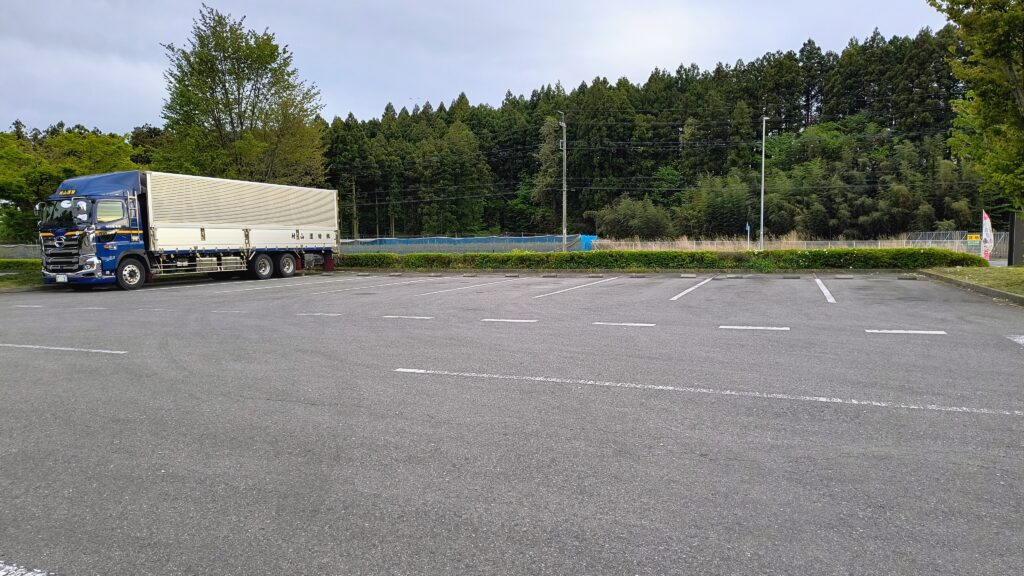 トイレ棟正面付近にある大型車エリア