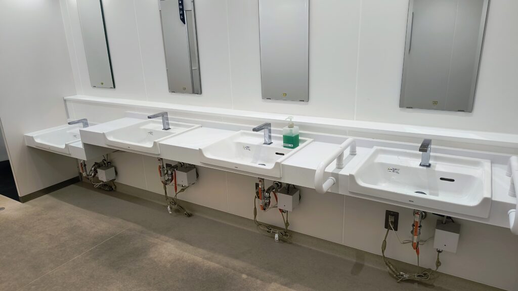 男子トイレ洗面台。冬季はお湯が出ます。