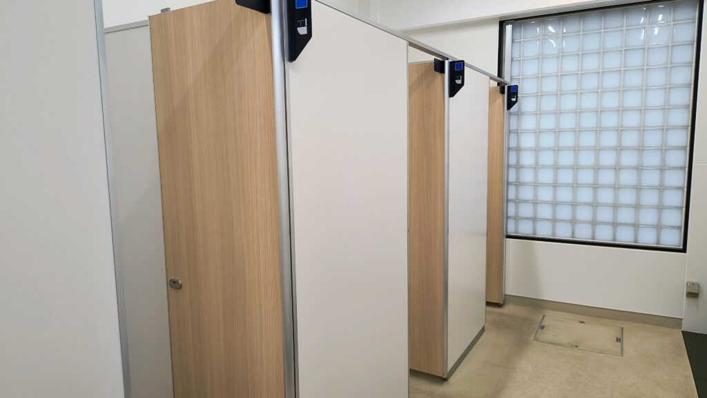 男子トイレの個室は4室(普通の洋式3つ+広めの個室(洋式)1つ)