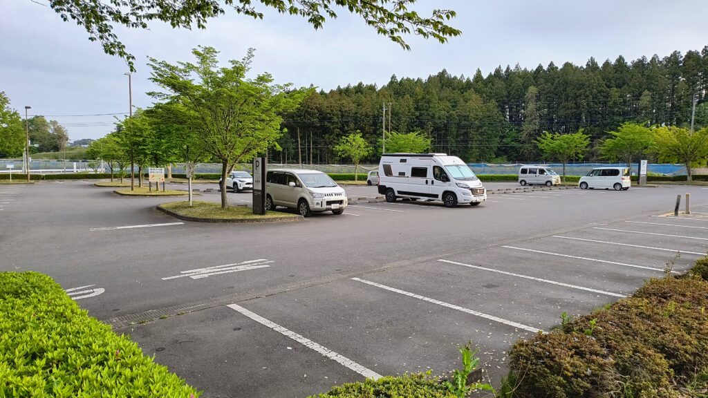 トイレ棟の横にある駐車エリア。車中泊する車はほとんどこのエリアに停めています。