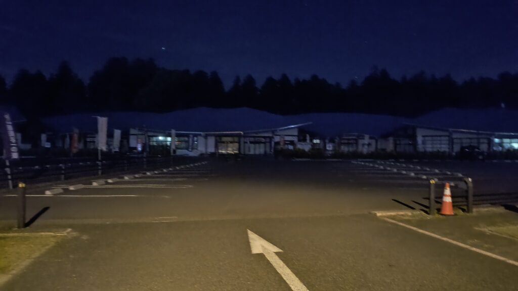 夜間の建物正面の駐車エリア。街灯がないためほぼ真っ暗です。