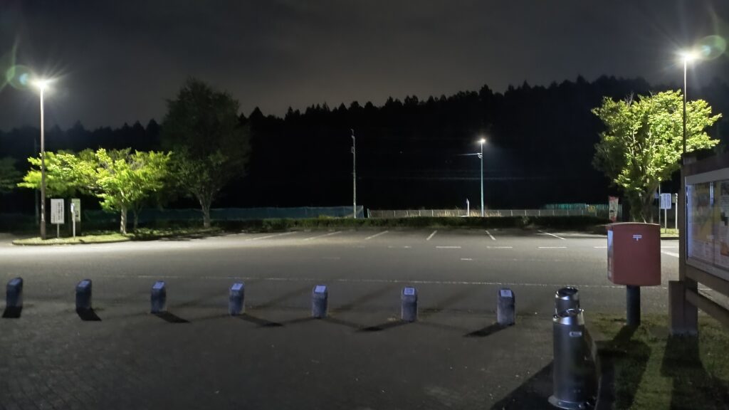 夜間の国道沿いの駐車エリア。街灯があります。