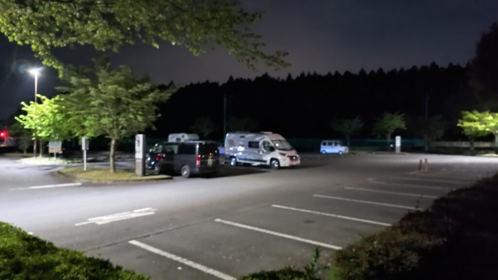夜間のトイレ棟の横の駐車エリア。街灯の下は明るめです。