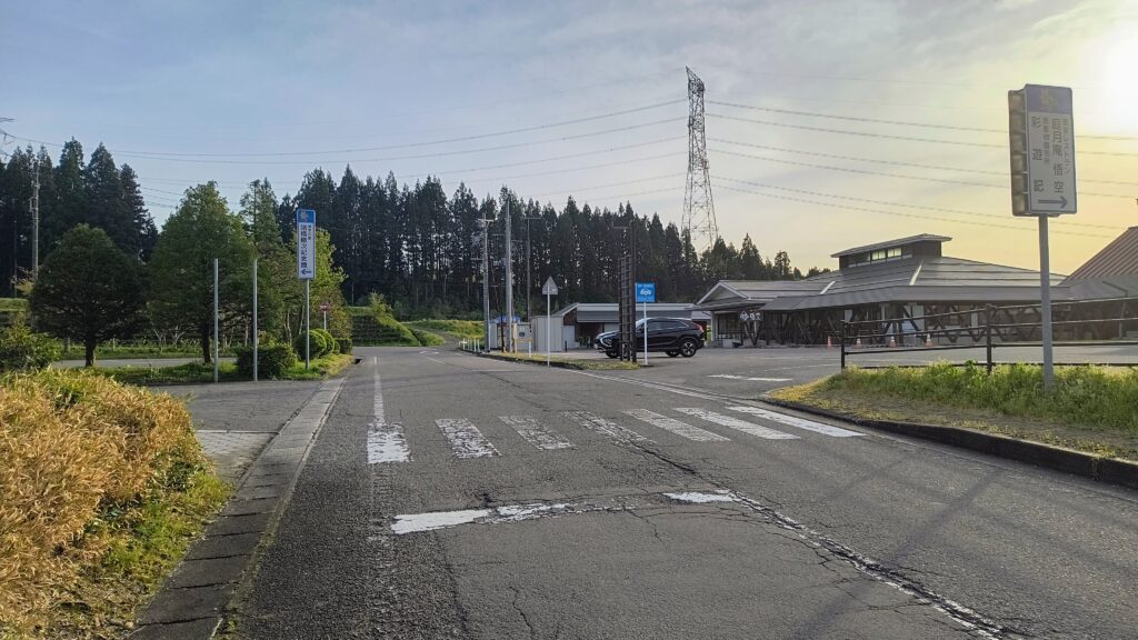 道の駅入り口交差点を曲がって坂を上ると右に道の駅、左に記念館が見えてきます。